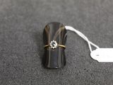 un anneau posé sur un objet noir