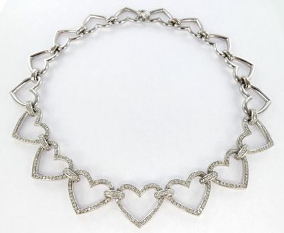 une image représentant un collier en forme de cœur sur fond blanc