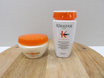 une bouteille de Keraspasse et un pot de Keraspasse posés sur une table en bois