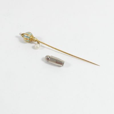 une image représentant une broche en or et perles, ornée d'une perle