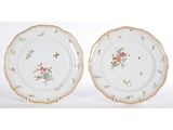 deux assiettes à motifs floraux posées sur une surface blanche