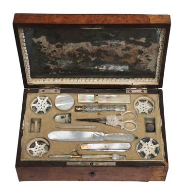 une boîte en bois contenant un ensemble d'outils