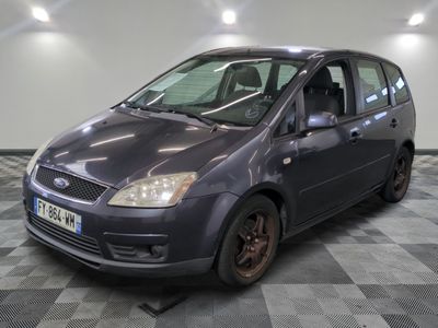 la photo d'une voiture grise garée dans un garage
