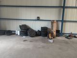 une photo d'un garage rempli de pneus