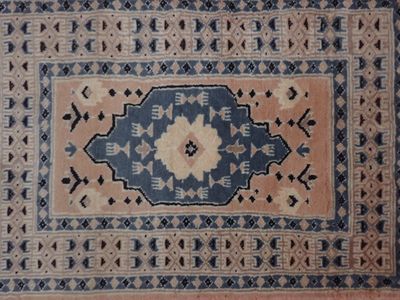 PAKISTAN. Petit TAPIS en laine, fait main, dans les tons ros…