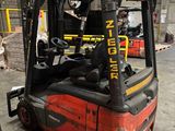 un chariot élévateur à fourche garé dans un entrepôt