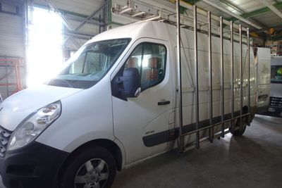 une camionnette blanche garée à l'intérieur d'un bâtiment