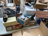 un grand nombre de boîtes posées sur une table