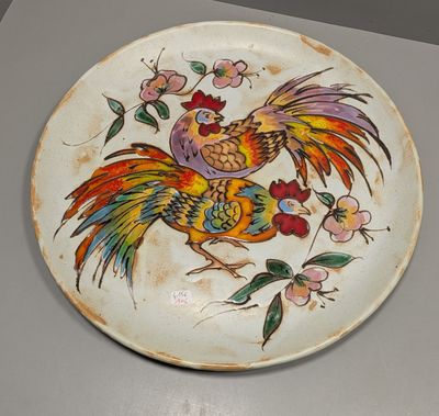 une assiette sur laquelle est peint un oiseau, posée sur une table