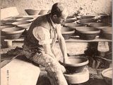 photo en noir et blanc d'un homme travaillant la poterie dans un atelier de poterie