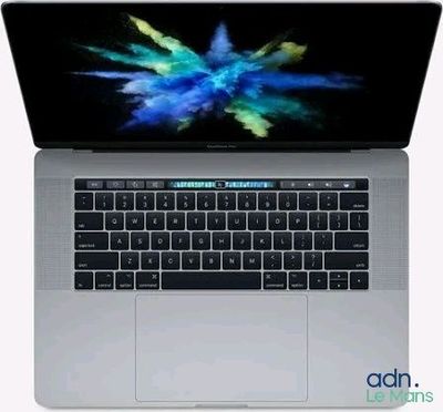 gros plan d'un ordinateur portable sur une surface blanche