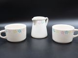 trois tasses à café blanches posées sur une table noire