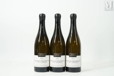 trois bouteilles de vin posées sur une table l'une à côté de l'autre