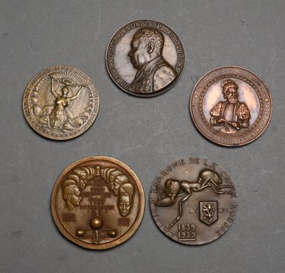 quatre types de pièces différents sont représentés sur une surface grise