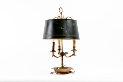 une lampe munie d'un abat-jour noir