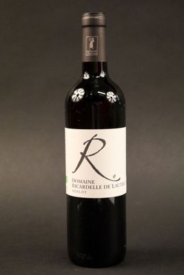 une bouteille de vin posée sur une table
