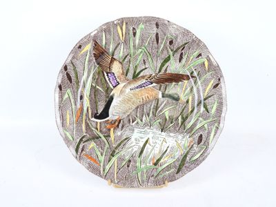une photo d'une assiette sur laquelle figure un oiseau