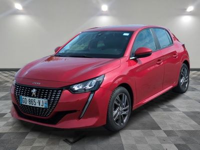 une voiture rouge est garée sur le sol en damier d'un garage