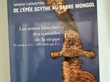 une affiche accrochée au mur sur laquelle figure un couteau