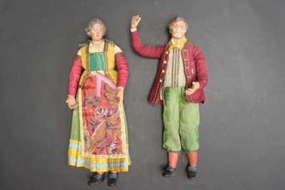 deux figurines d'un homme et d'une femme debout l'un à côté de l'autre