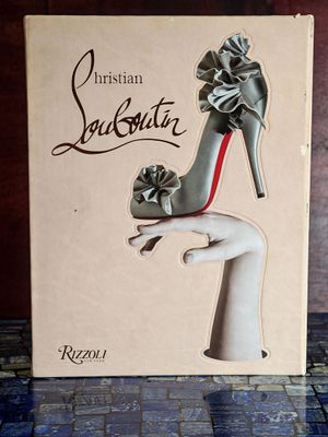 une boîte sur laquelle est représentée une chaussure de femme