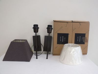 deux haut-parleurs et une lampe posés sur une table à côté d'une boîte