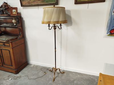 a lamp that is next to a piano in a room