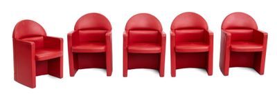 quatre chaises rouges sont alignées en rangée sur une surface blanche