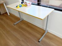 1 table de réunion ovale, 10 chaises, 1 table, 2 bureaux ave… (photo 3)