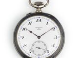 une montre de poche en argent avec des chiffres romains