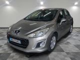 la voiture argentée est garée dans le garage sur le sol en damier