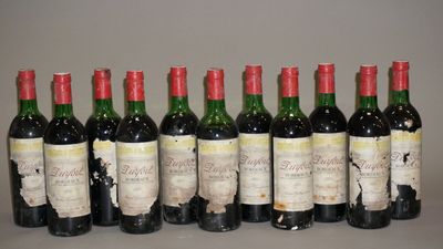 six bouteilles de vin sont alignées sur une table