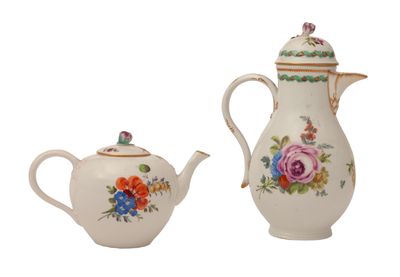 deux théières et une théière ornées de fleurs