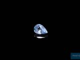 un diamant bleu sur fond noir