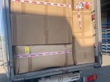 un camion dont l'arrière est rempli de cartons