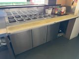 un comptoir sur lequel sont disposés plusieurs beignets