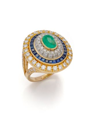 une bague sertie d'une émeraude, d'un saphir et de diamants