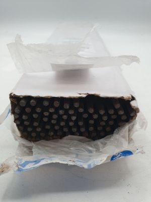 un gros plan sur un morceau de gâteau au chocolat dans son emballage