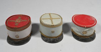 trois petites boîtes sont alignées sur une surface blanche