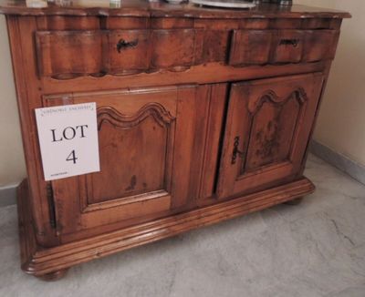 une armoire en bois contenant de nombreux objets