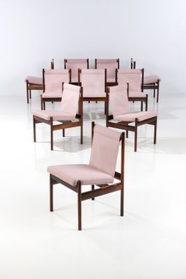 many chairs that are arranged in a circle on the floor