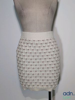 La jupe du mannequin est en fil blanc et présente un petit trou sur le devant.