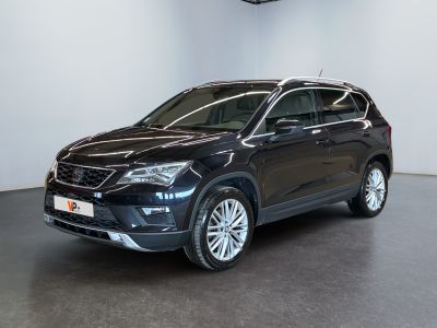 Un SUV noir est garé dans une grande pièce.