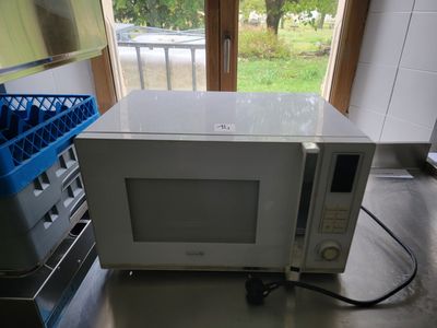 un micro-ondes posé sur le comptoir d'une cuisine