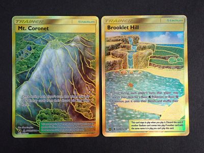 deux cartes Pokémon avec une montagne en arrière-plan