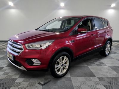 Une Ford Escape rouge de 2017 est exposée dans un showroom