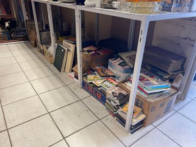 une étagère remplie de livres dans une pièce