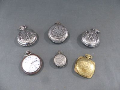 de nombreux types de montres de poche sur la table