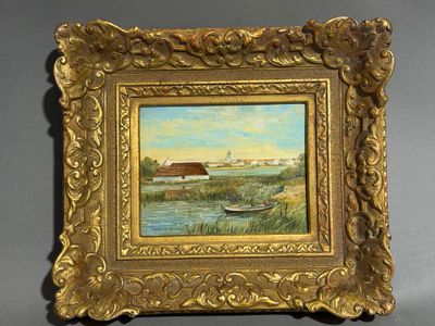 une peinture à l'huile représentant un bateau sur une rivière, avec une grange en arrière-plan