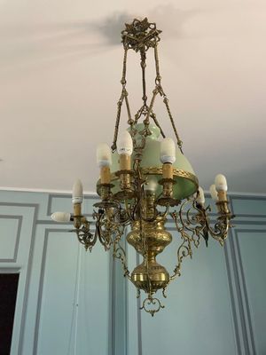 Un lustre en laiton à décor de dragons, avec son opaline ver…